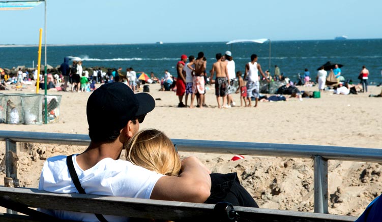 Am Strand von Coney Island - © NYC & Company/Julienne Schaer