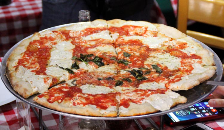 Eine Pizza von Grimaldi&acute;s Pizzeria in Brooklyn