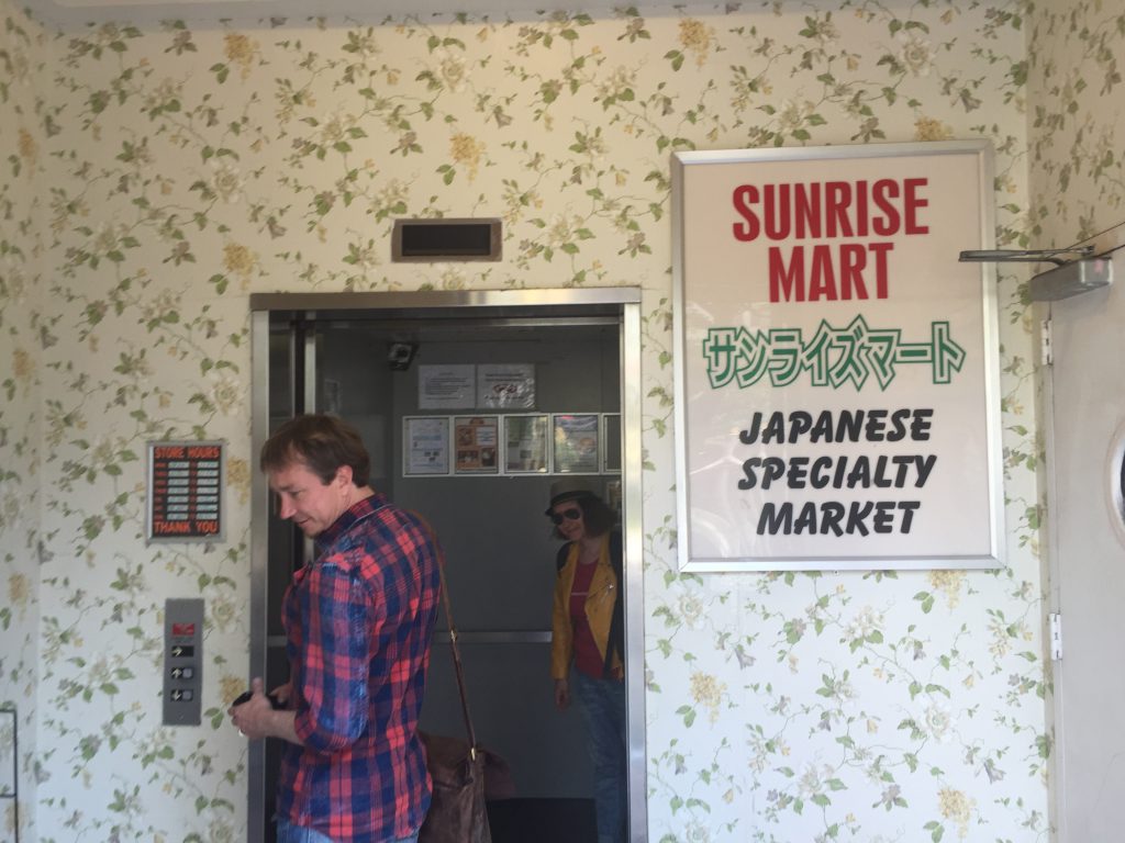 Derk hat den Eingang zum Sunrise Mart gefunden...