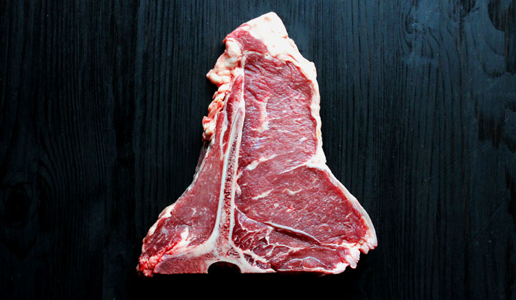 Im Unterschied zum Porterhouse Steak ist der Filetanteil (hier links vom Knochen) beim T Bone Steak kleiner als drei Zemtimeter