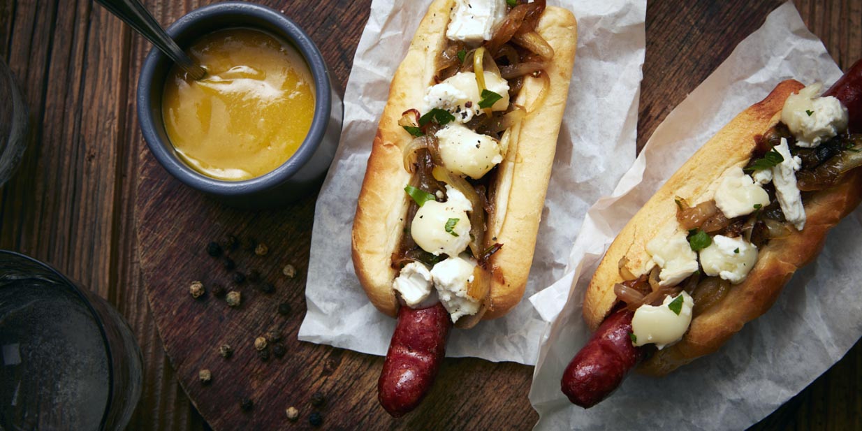 Rezept: Hot Dog mit Ziegenkäse-Crumble