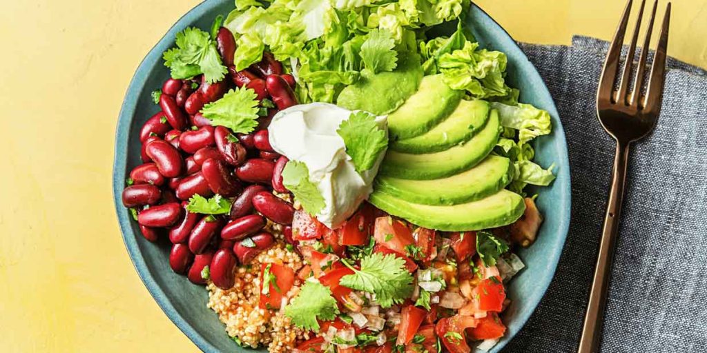Eine Schüssel Buntes Burrito Bowl mit Quinoa und Avocado